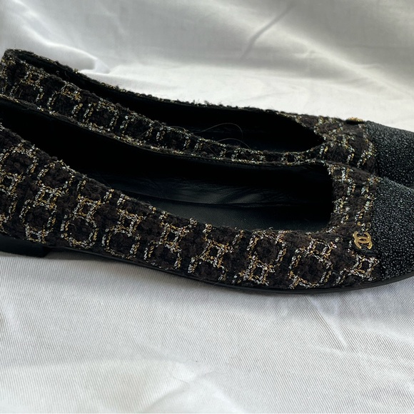 CHANEL Black and Gold Tweed Flats - Picture 4 of 12